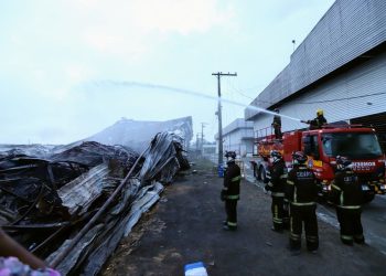 Em menos de 48 horas, Corpo de Bombeiros do Amazonas elimina todos os focos de incêndio da ocorrência nas empresas do Distrito Industrial 2
