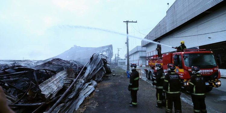 Em menos de 48 horas, Corpo de Bombeiros do Amazonas elimina todos os focos de incêndio da ocorrência nas empresas do Distrito Industrial 2