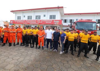 Em Coari, governador Wilson Lima entrega viatura de combate a incêndio com capacidade para 10 mil litros de água