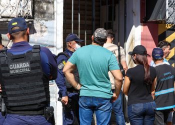 Prefeitura notifica comércio ilegal e apreende produtos irregulares, em reordenamento do centro histórico