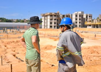 Prefeito David Almeida fiscaliza construção de conjunto habitacional com 576 moradias na avenida do Turismo