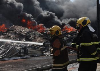 Governo do Amazonas monta força-tarefa para combater incêndio de grandes proporções em Manaus