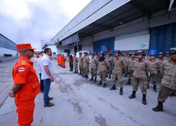 Governador Wilson Lima acompanha trabalho do Corpo de Bombeiros no combate a incêndio em fábricas de Manaus