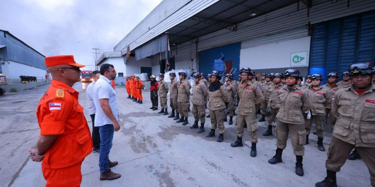 Governador Wilson Lima acompanha trabalho do Corpo de Bombeiros no combate a incêndio em fábricas de Manaus