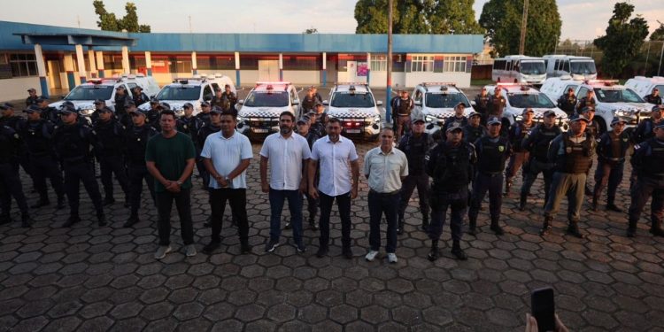 Governador Wilson Lima entrega novas viaturas para a Polícia Militar e implanta sistema 190 durante lançamento de operação de segurança para Festival de Cirandas 2025 em Manacapuru
