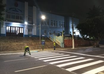 Prefeitura instala defensas metálicas e reforça sinalização viária em Manaus