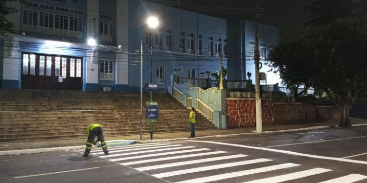 Prefeitura instala defensas metálicas e reforça sinalização viária em Manaus