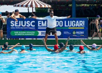 Sejusc faz aula inaugural de hidroginástica do projeto Idoso em Movimento, na zona sul de Manaus