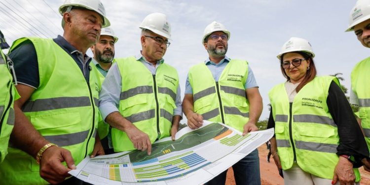 Em Novo Airão, governador Wilson Lima vistoria obras da AM-352 e destaca investimentos de R$ 257 milhões para infraestrutura do município