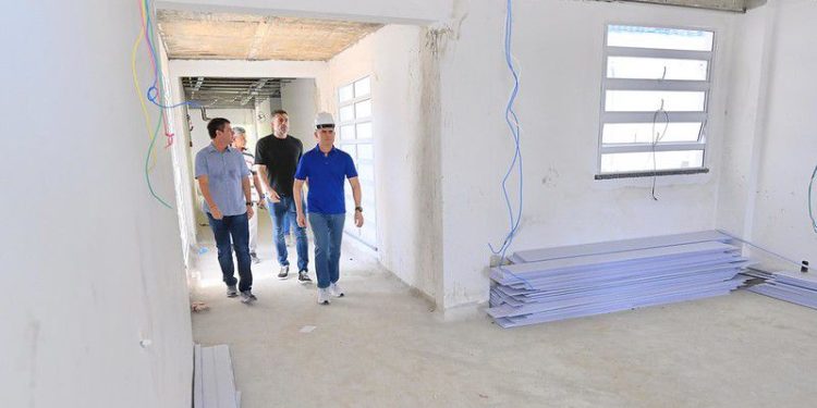 Prefeito David Almeida vistoria obras de assistência social e saúde em Manaus