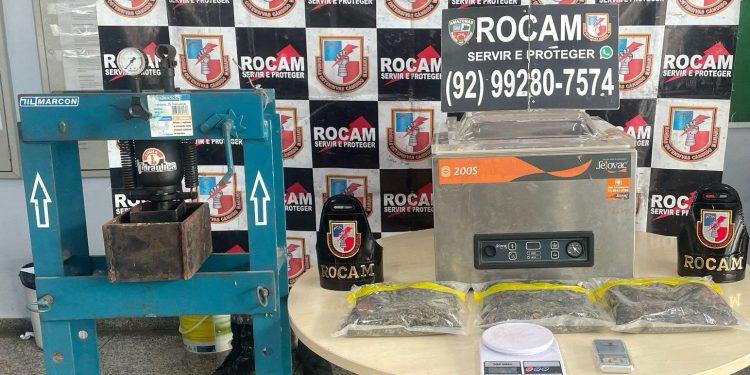 Polícia Militar do Amazonas apreende máquina de embalar drogas e três pacotes de maconha em Manaus