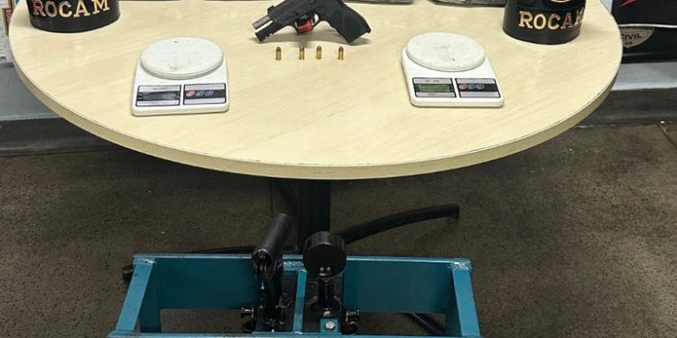 Polícia Militar do Amazonas apreende arma de fogo, maquinário para drogas e porções de maconha na zona sul Manaus