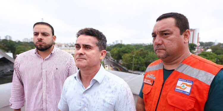 Prefeito David Almeida coordena ações da Prefeitura de Manaus durante fortes chuvas e alerta da Defesa Civil