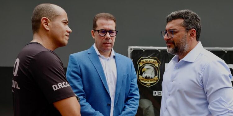 Governador Wilson Lima acompanha apresentação de 700 quilos de cocaína avaliados em R$ 57 milhões