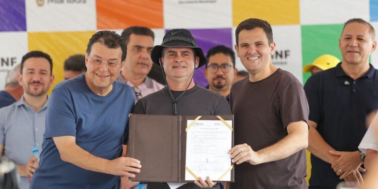 Prefeito David Almeida amplia maior programa de asfaltamento de Manaus e inicia 141 novas ruas na zona Norte, com apoio de emendas federais