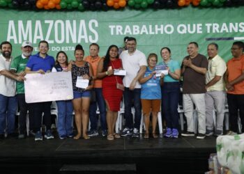 Em Rio Preto da Eva, governador Wilson Lima entrega cartões do Auxílio Estadual e novos equipamentos para o setor primário