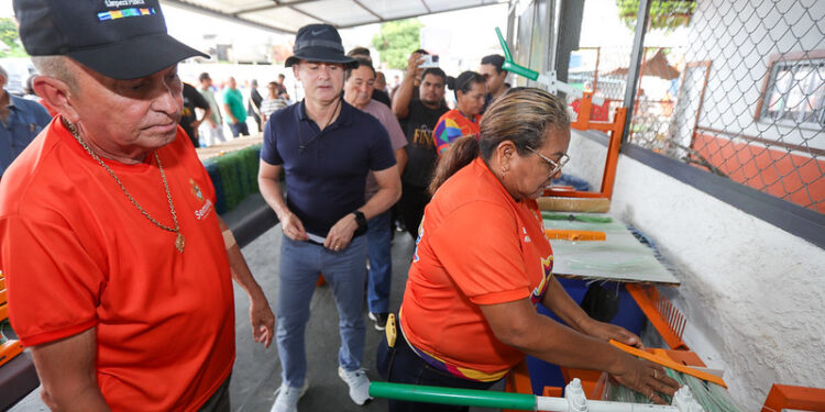 Prefeito David Almeida apresenta fábrica de vassouras ecológicas em operação na Semulsp como parte da política de economia circular de Manaus