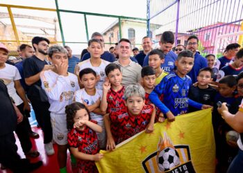 Prefeito David Almeida realiza sonho histórico e entrega ginásio poliesportivo Menino Theylor no Mauazinho
