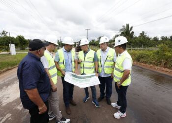 Governador Wilson Lima vistoria obras da estrada do Membeca e inaugura iluminação de LED em Caapiranga