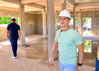 David Almeida vistoria obras estratégicas da saúde no bairro Aleixo