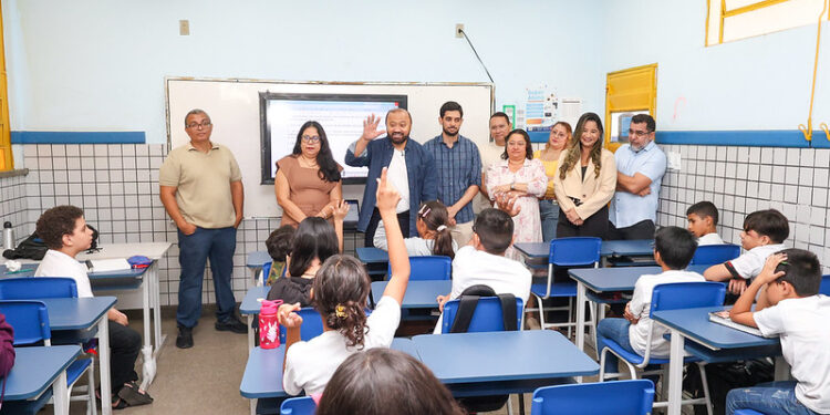 Prefeitura renova mobiliário de unidade de ensino e beneficia 477 alunos na zona Norte de Manaus