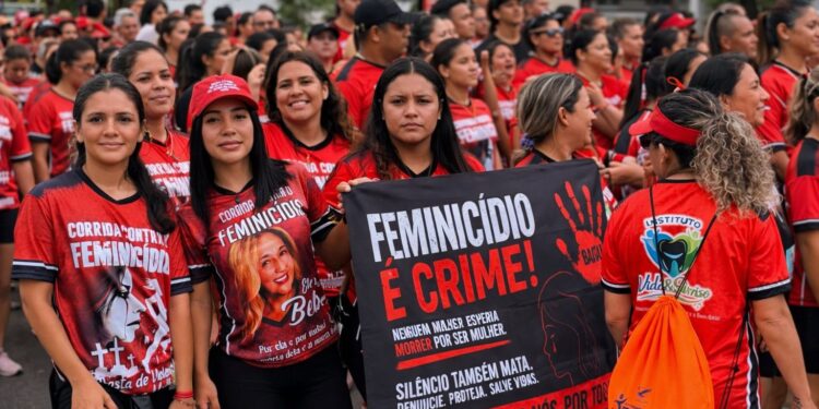Filha de vítima de feminicídio participa de ato e reforça mobilização de mulheres em Manaus