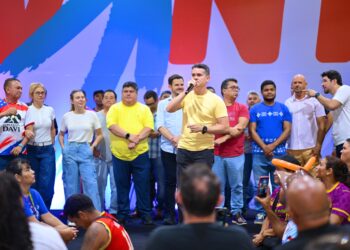 David Almeida reúne 1,3 mil pessoas, endurece discurso e leva debate sobre gestão ao centro da disputa no Amazonas