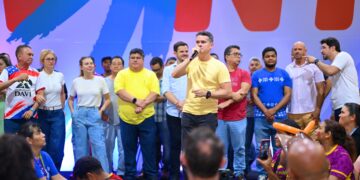 David Almeida reúne 1,3 mil pessoas, endurece discurso e leva debate sobre gestão ao centro da disputa no Amazonas