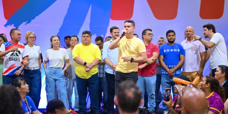 David Almeida reúne 1,3 mil pessoas, endurece discurso e leva debate sobre gestão ao centro da disputa no Amazonas