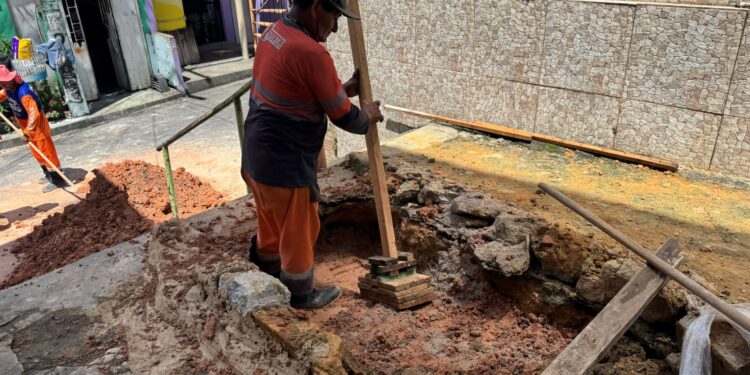 Prefeitura de Manaus avança na recuperação de drenagem e escadaria no bairro São Raimundo, na zona Oeste