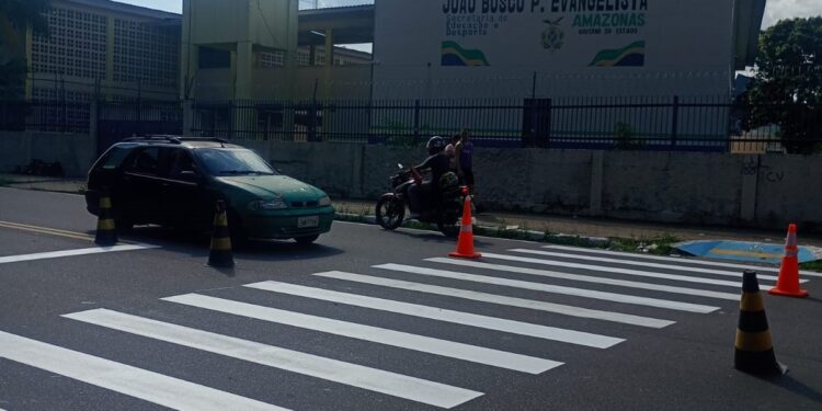 Prefeitura de Manaus implanta e revitaliza mais de 400 faixas de pedestres com reforço nas áreas escolares