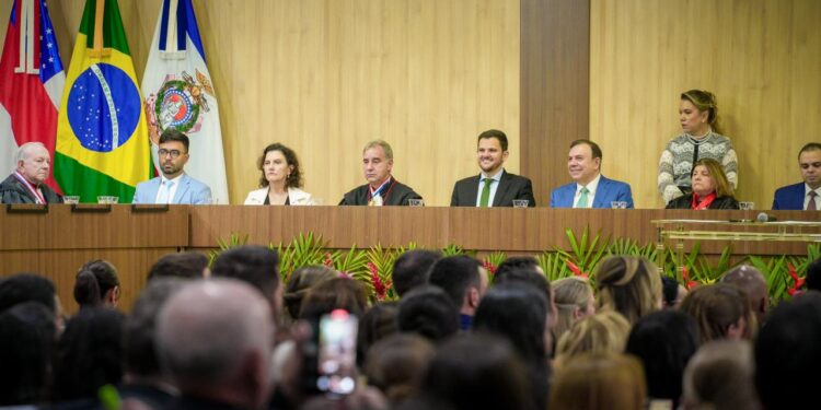 Prefeito Renato Junior prestigia posse de novos juízes do TJ-AM e destaca fortalecimento institucional entre município e Judiciário