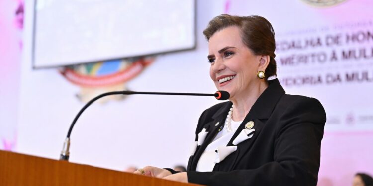 “Dar voz é missão”: Yara Lins enaltece mulheres durante outorga da Medalha de Honra ao Mérito no TCE-AM