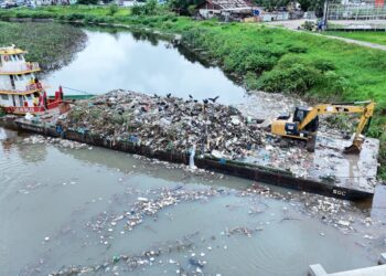 Prefeitura de Manaus já retirou mais de mil toneladas de resíduos da orla do rio Negro em 2026