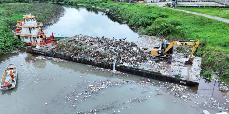 Prefeitura de Manaus já retirou mais de mil toneladas de resíduos da orla do rio Negro em 2026