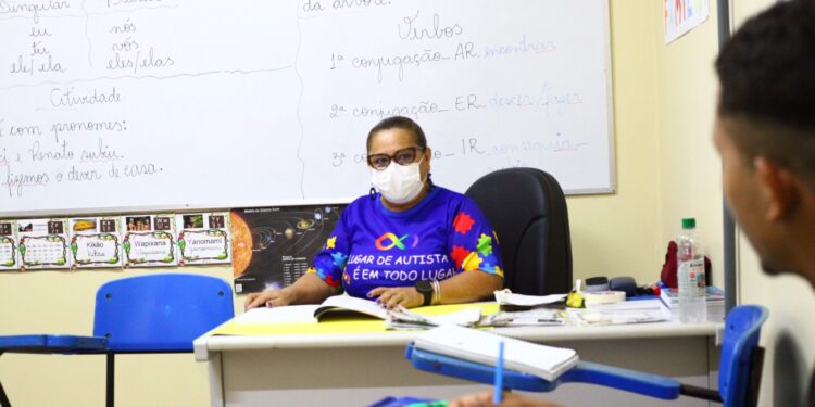 Prefeitura de Manaus fortalece inclusão social com aulas da EJA no complexo POP