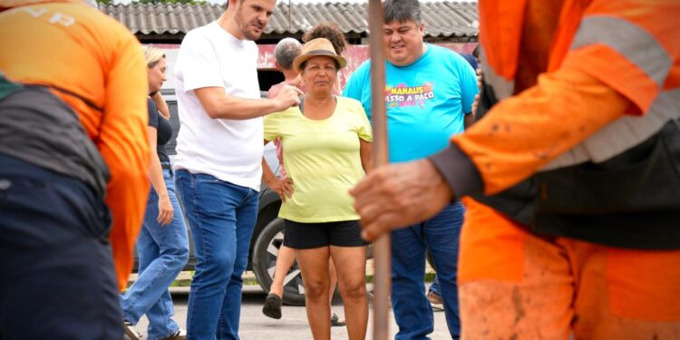 Prefeito Renato Junior vai para as ruas e fiscaliza serviços de tapa-buracos no bairro Gilberto Mestrinho