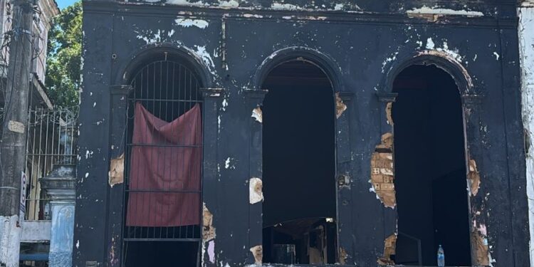 Prefeitura fiscaliza imóveis abandonados e alvos de vandalismo no Centro Histórico de Manaus